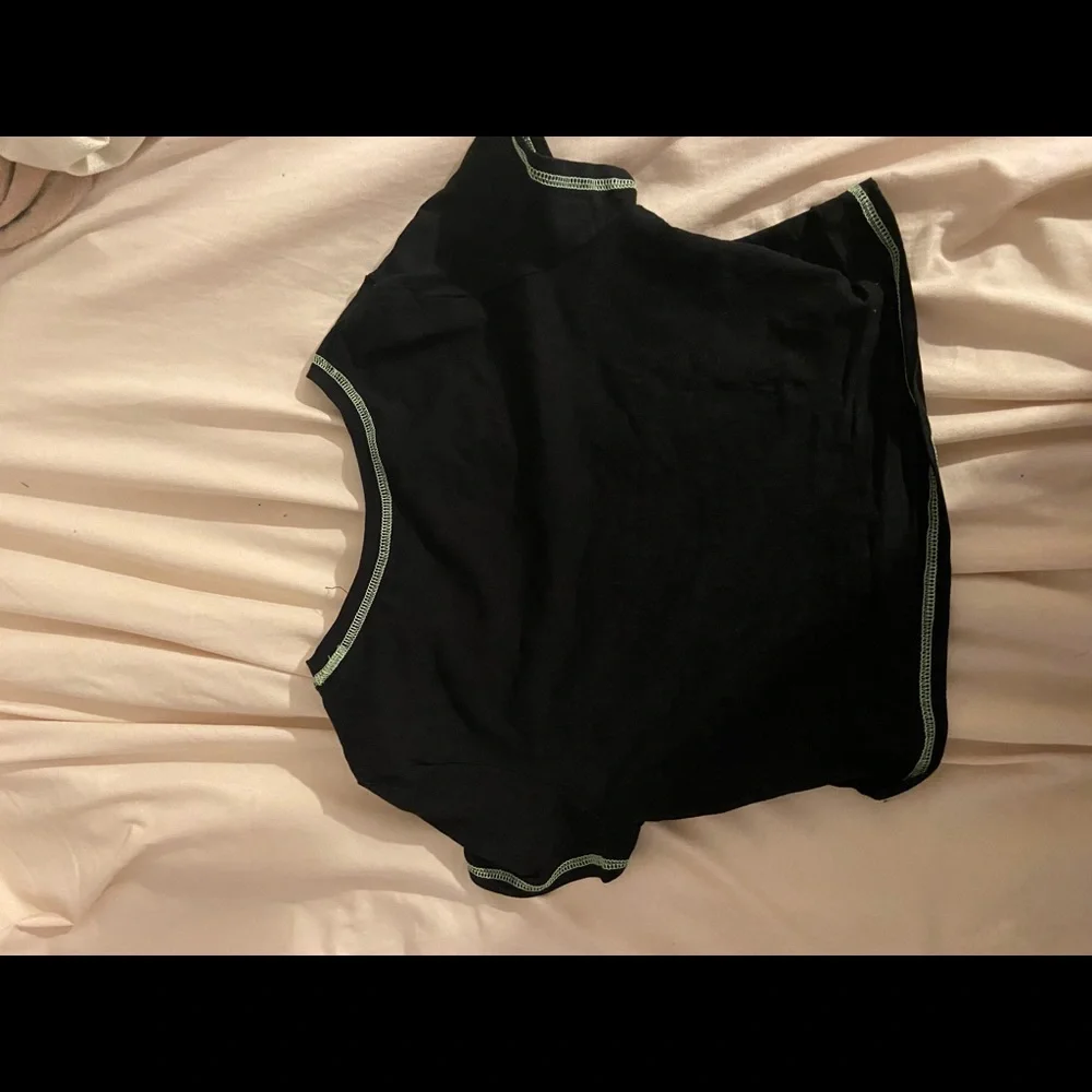 SHEIN Cropped Ringer Tee - Picture 2 of 3